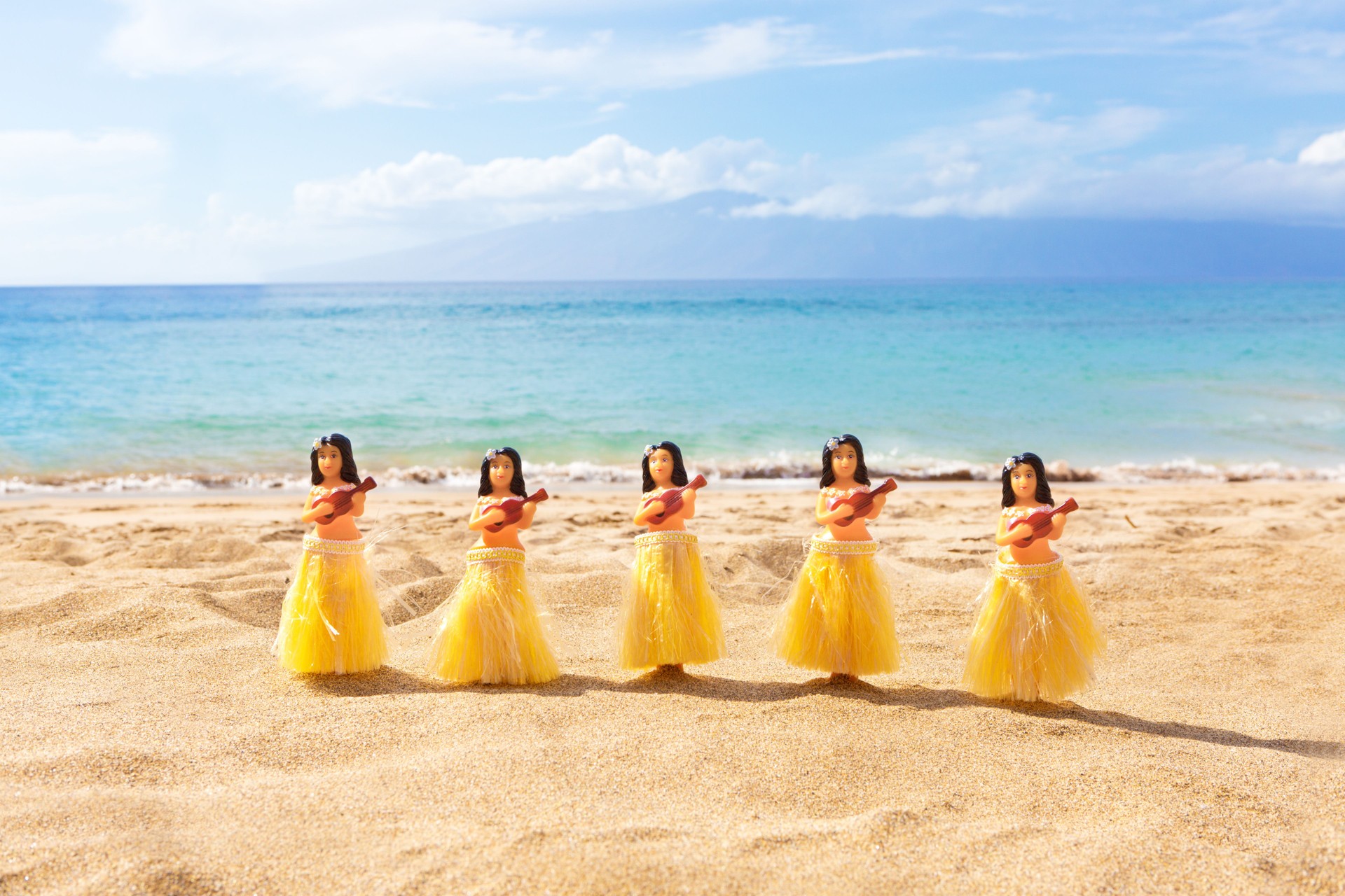 Hawaii Hula Dancers Figurine Dolls Dancing on Maui Kaanapali Beach